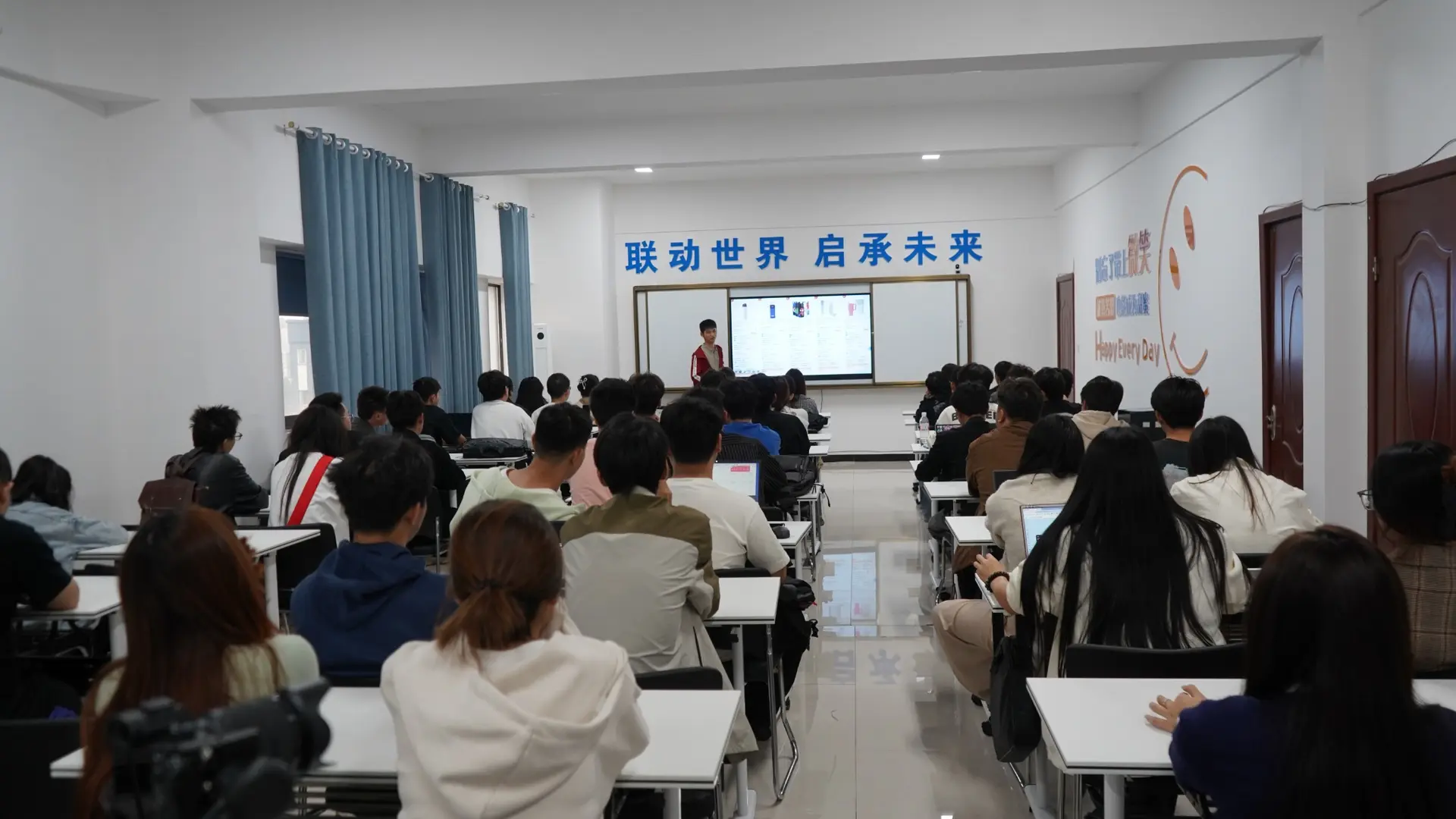 泸州跨境电商产业学院真实课堂实践