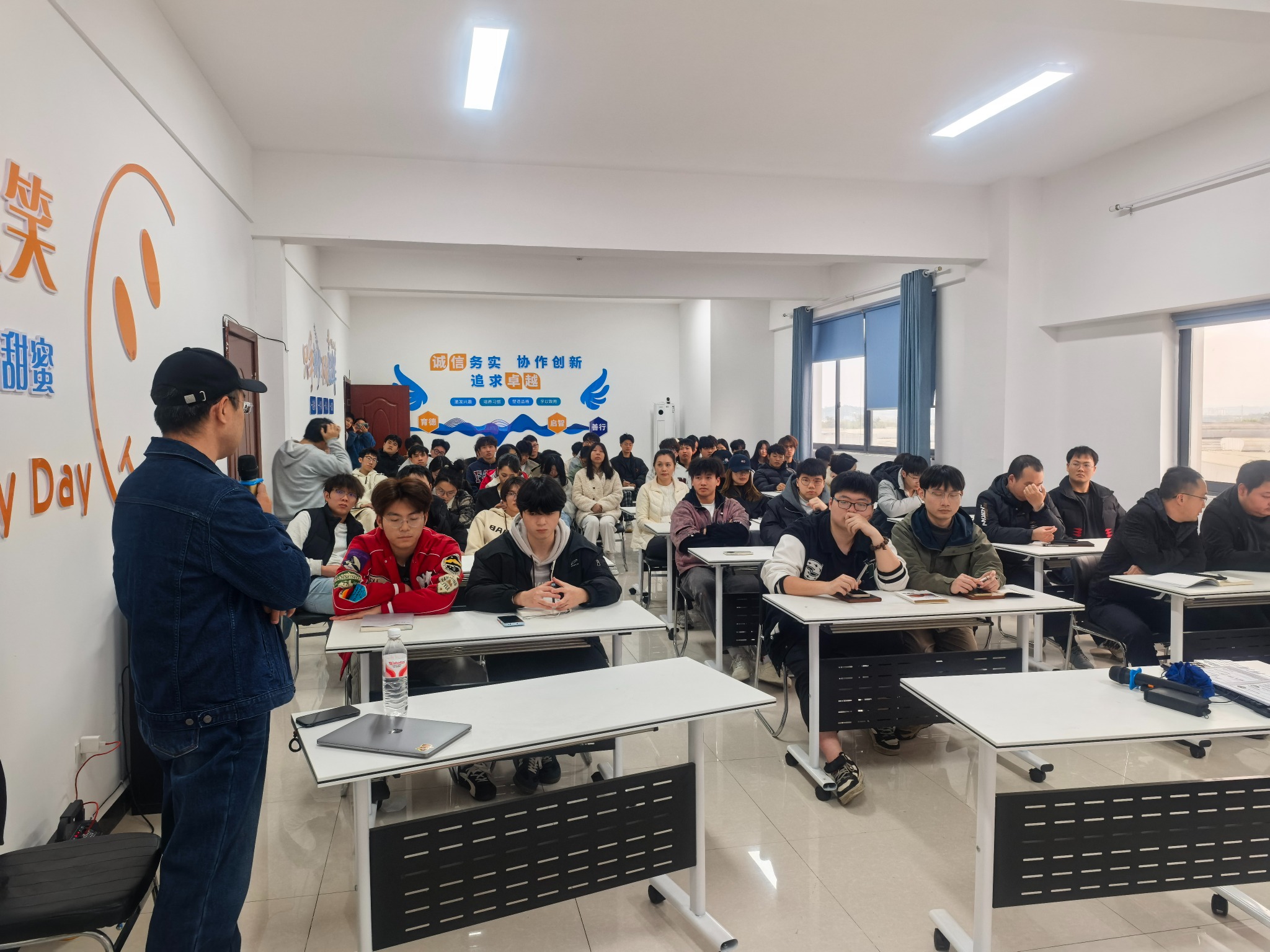 泸州跨境电商产业学院课堂实训现场